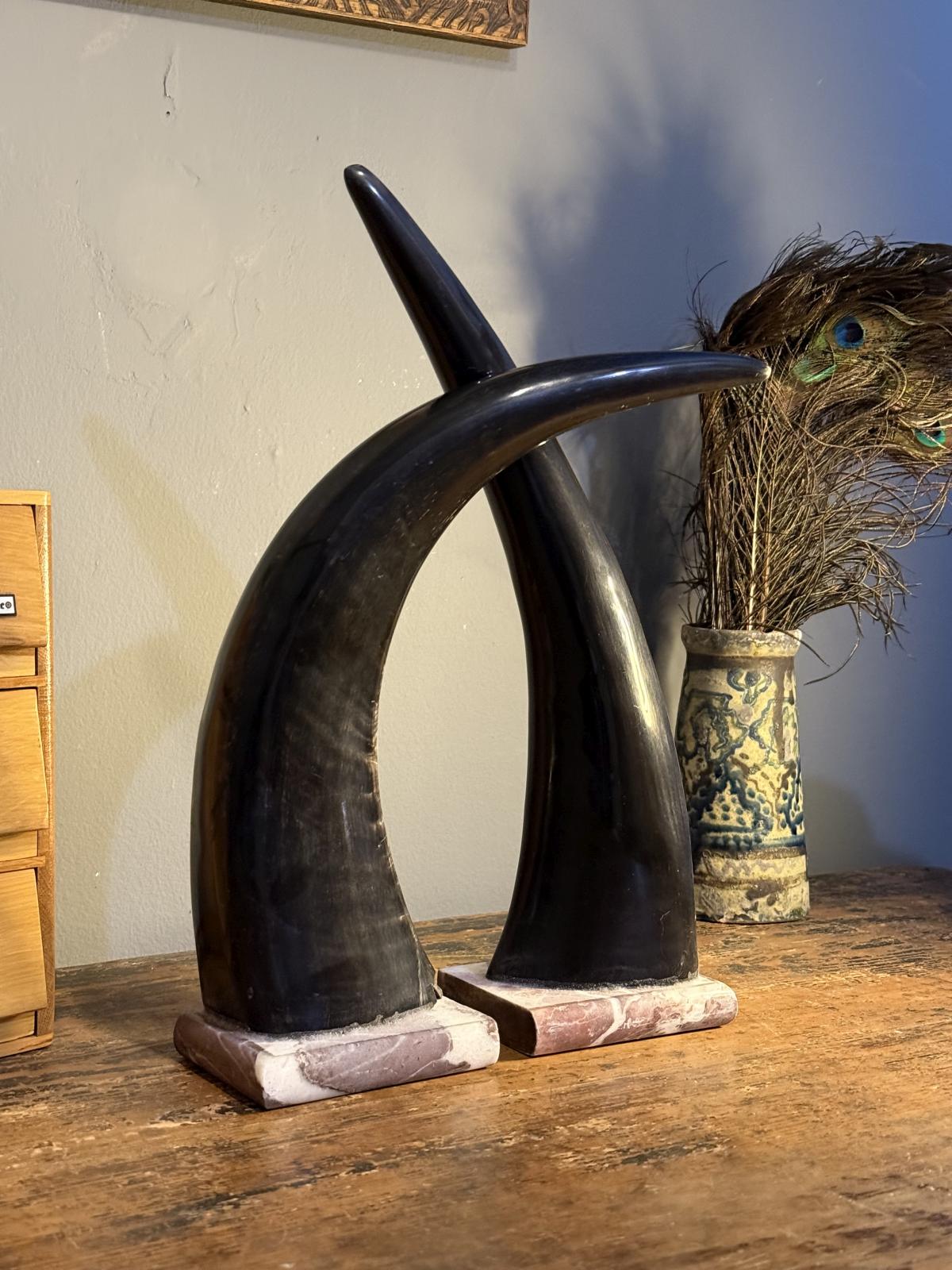 Set decorativ format din două coarne naturale montate pe baze din marmură. Înălțime 37 cm. Piesă unicat, disponibilă în Sertar Magic București.