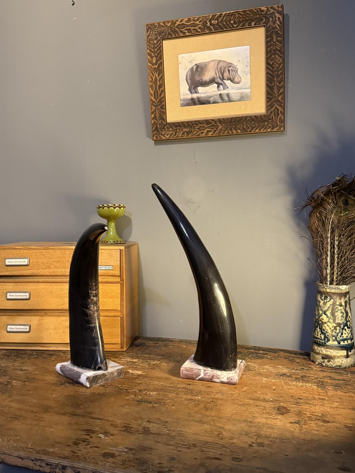 Set decorativ format din două coarne naturale montate pe baze din marmură. Înălțime 37 cm. Piesă unicat, disponibilă în Sertar Magic București.