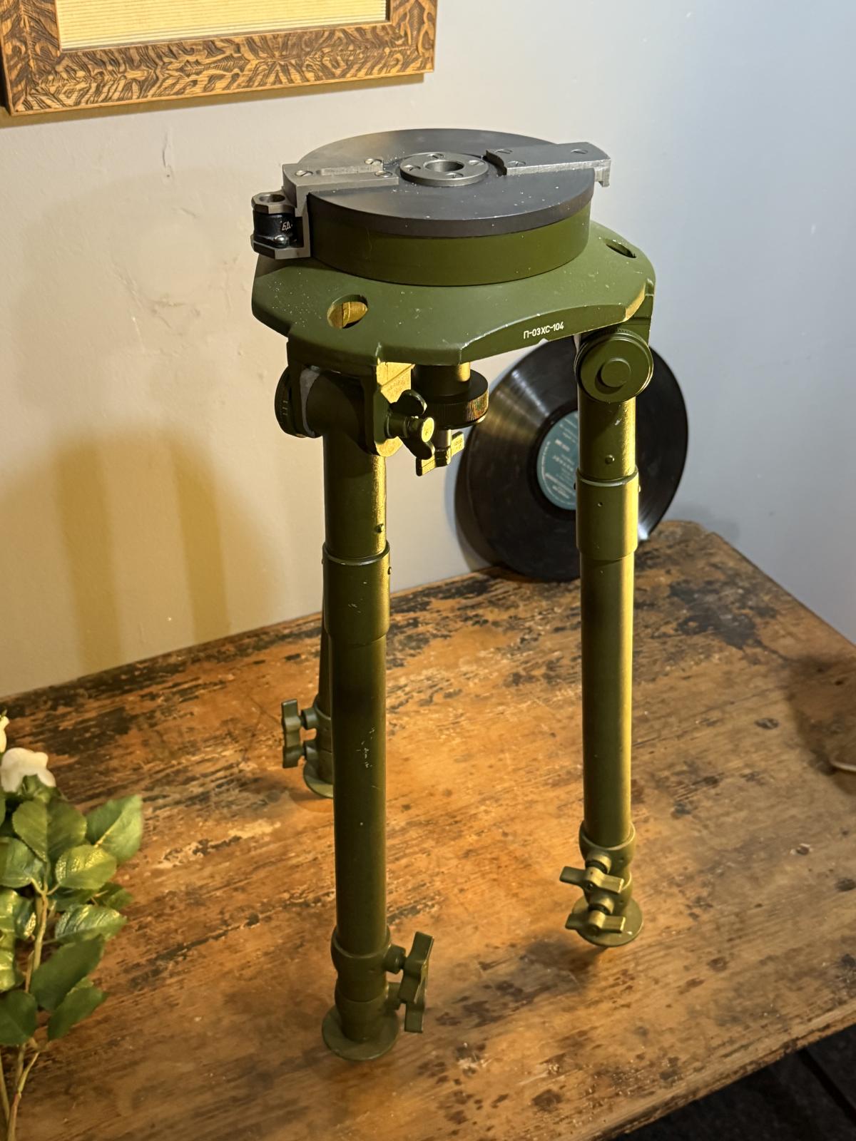 Trépied militar sovietic din metal, 104 cm, stare excelentă, proveniență Bulgaria – sertar magic București. industrial design.