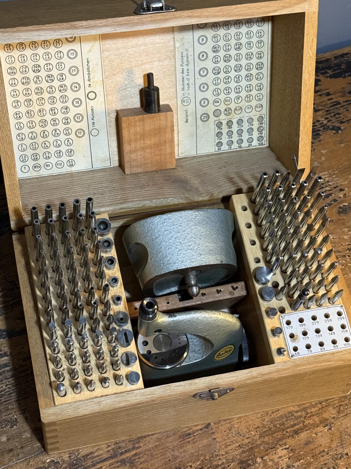 Set de ceasornicar Boley cu poinçonnière, poansoane și cutie originală din lemn. Piesă rară, stare foarte bună. sertar magic București.