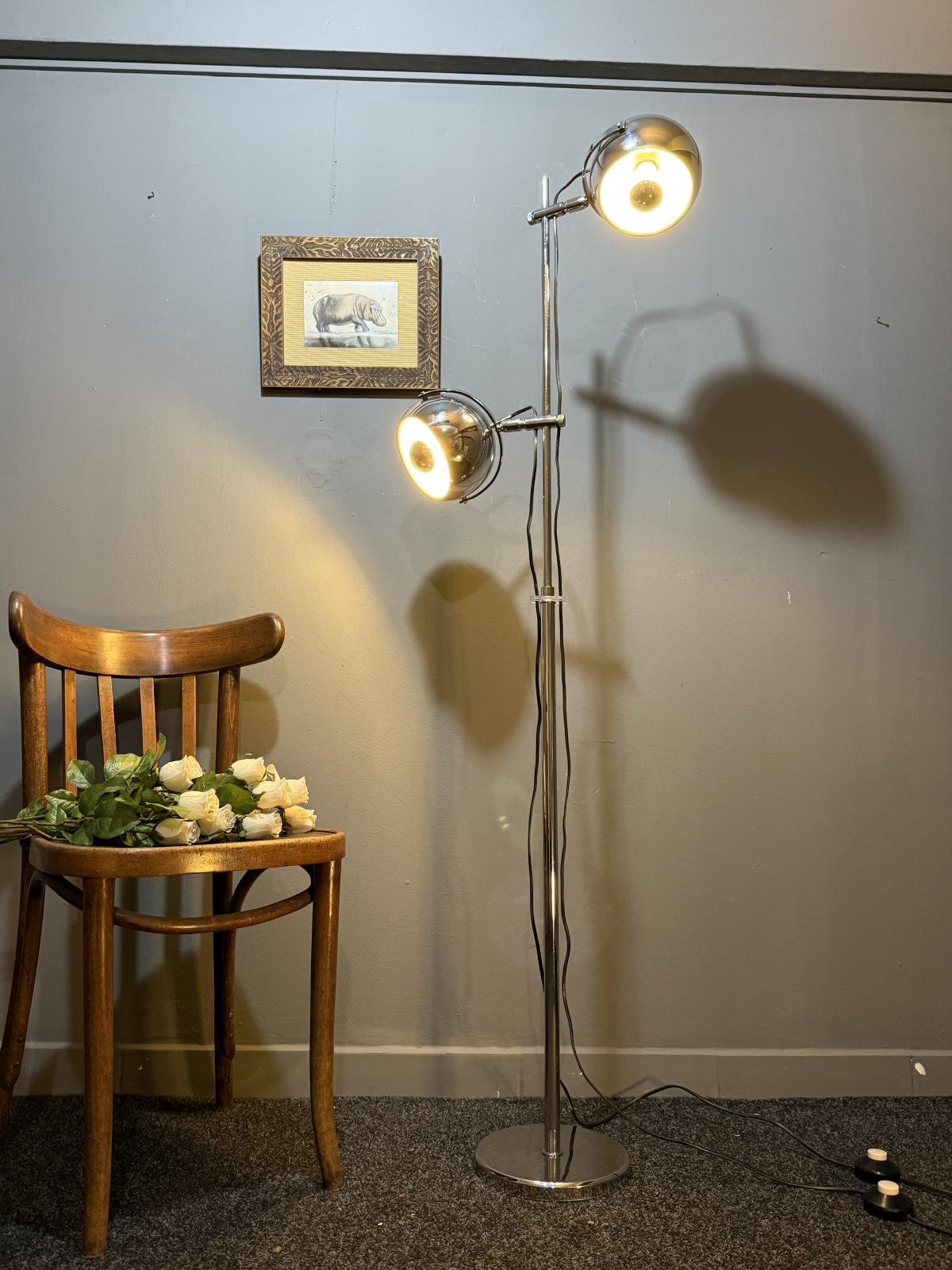Lampă vintage de podea cromată tip „eye ball”, cu două spoturi reglabile și întrerupătoare la picior, 150 cm. sertar magic București