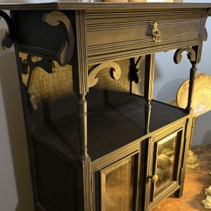 Dulap mic Art Nouveau din Belgia, cu sertar și uși cu geam gros bizotat, restaurat parțial. sertar magic