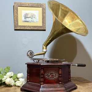 Gramofon decorativ cu pâlnie din alamă și mecanism pe manivelă, funcțional dar cu sunet modest, 63 cm. sertar magic București