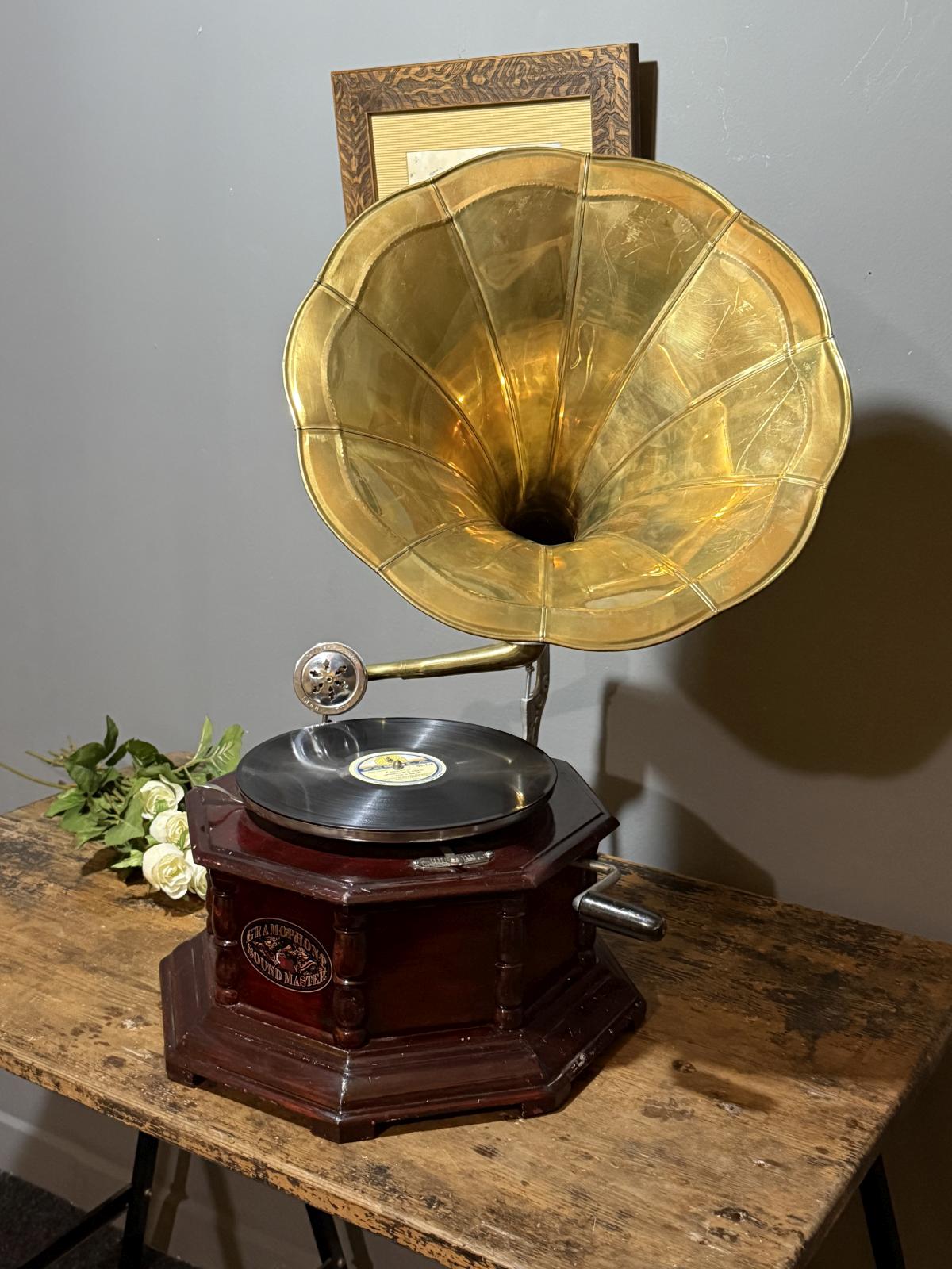 Gramofon decorativ cu pâlnie din alamă și mecanism pe manivelă, funcțional dar cu sunet modest, 63 cm. sertar magic București