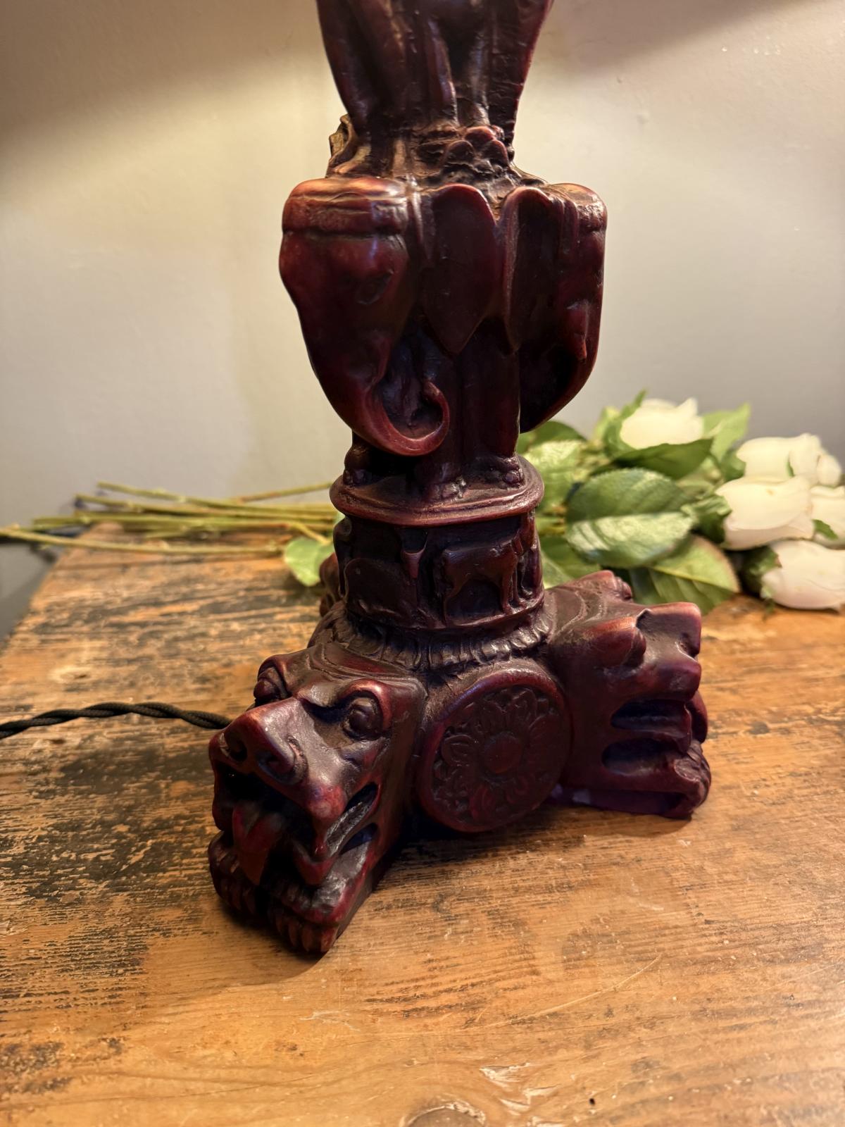 Pereche de lămpi orientale din rășină grea, anii ’60, cu decor exotic și abajururi vechi. sertar magic București