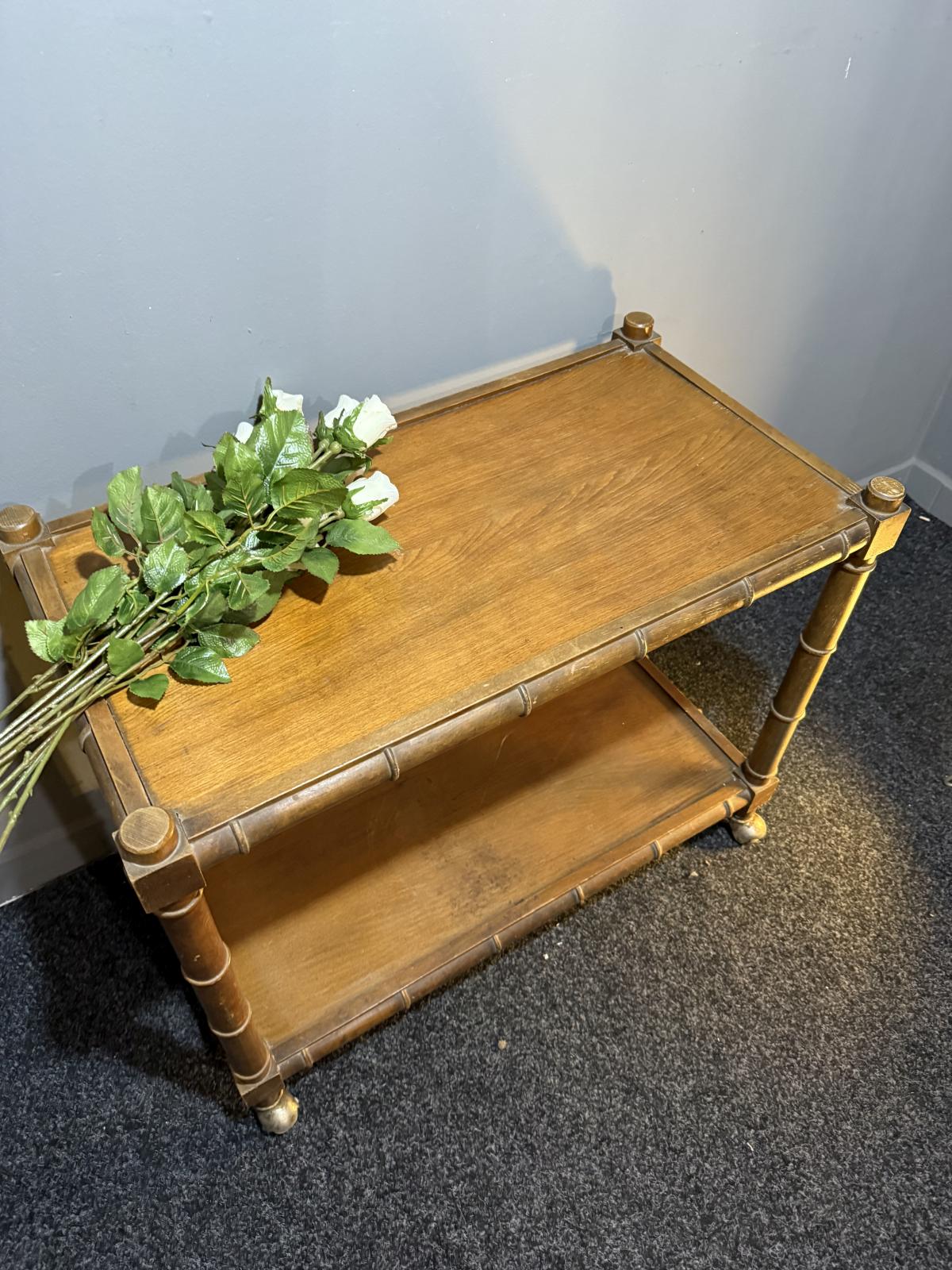 Masă vintage tip servieră din lemn masiv, stil bambus fals, anii 1950–1960, cu roți originale. sertar magic București. antichitati decor