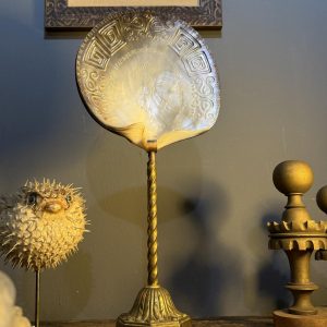Obiect decorativ cu scoică gravată „Tahiti” montată pe suport din alamă veche. Piesă unicat. sertar magic București