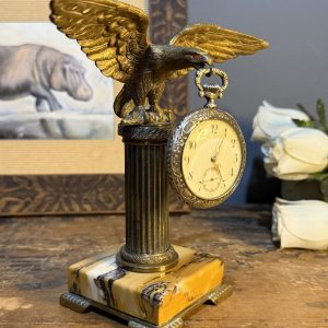Suport vechi pentru ceas de buzunar, marmură galbenă și alamă, cu vultur, model francez Modèle Déposé – sertar magic București.