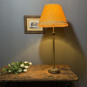Lampă vintage cu picior torsadat și abajur textil vechi, realizată din piese de recuperare și complet recondiționată – sertar magic București.