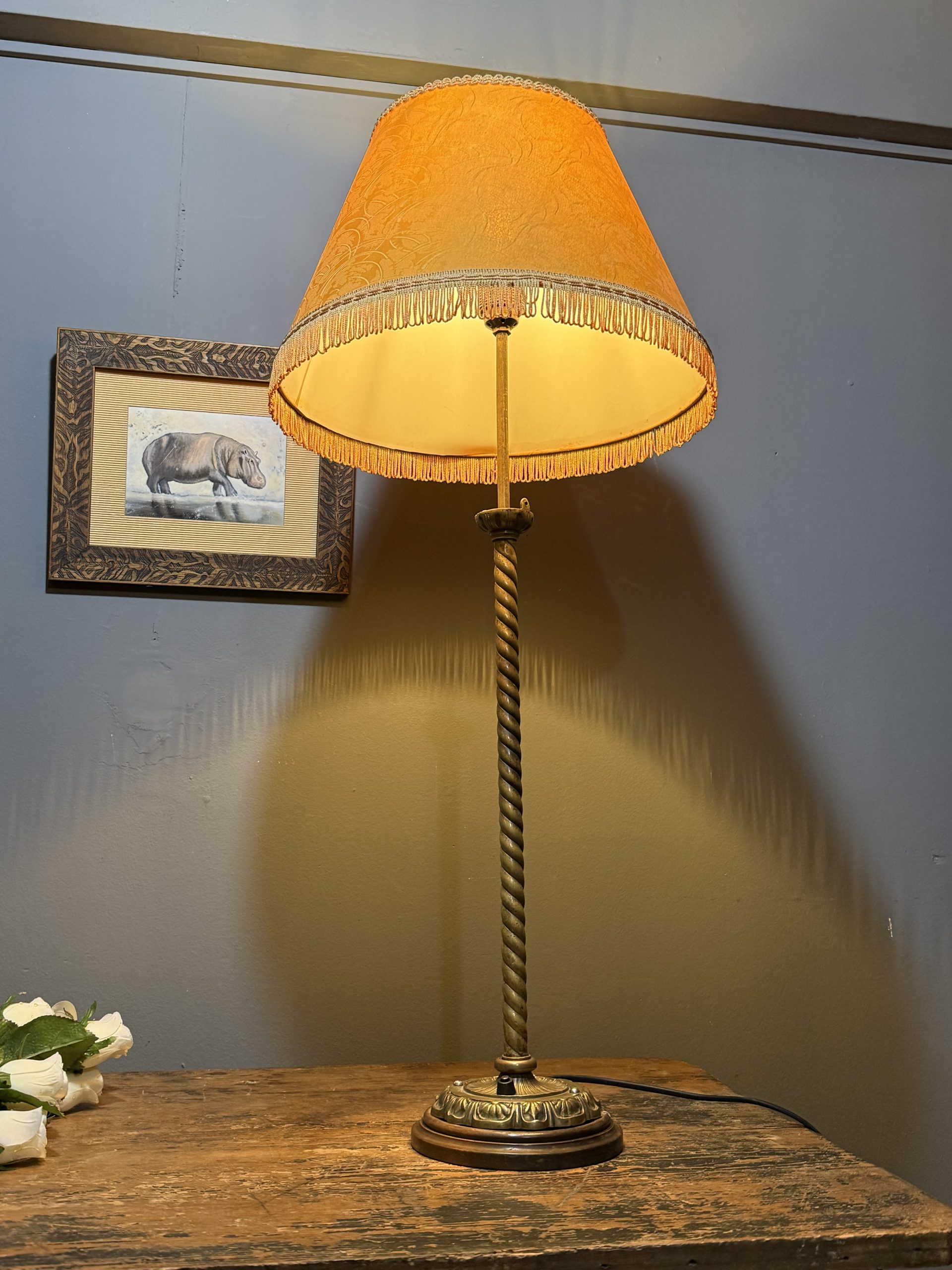 Lampă vintage cu picior torsadat și abajur textil vechi, realizată din piese de recuperare și complet recondiționată – sertar magic București.