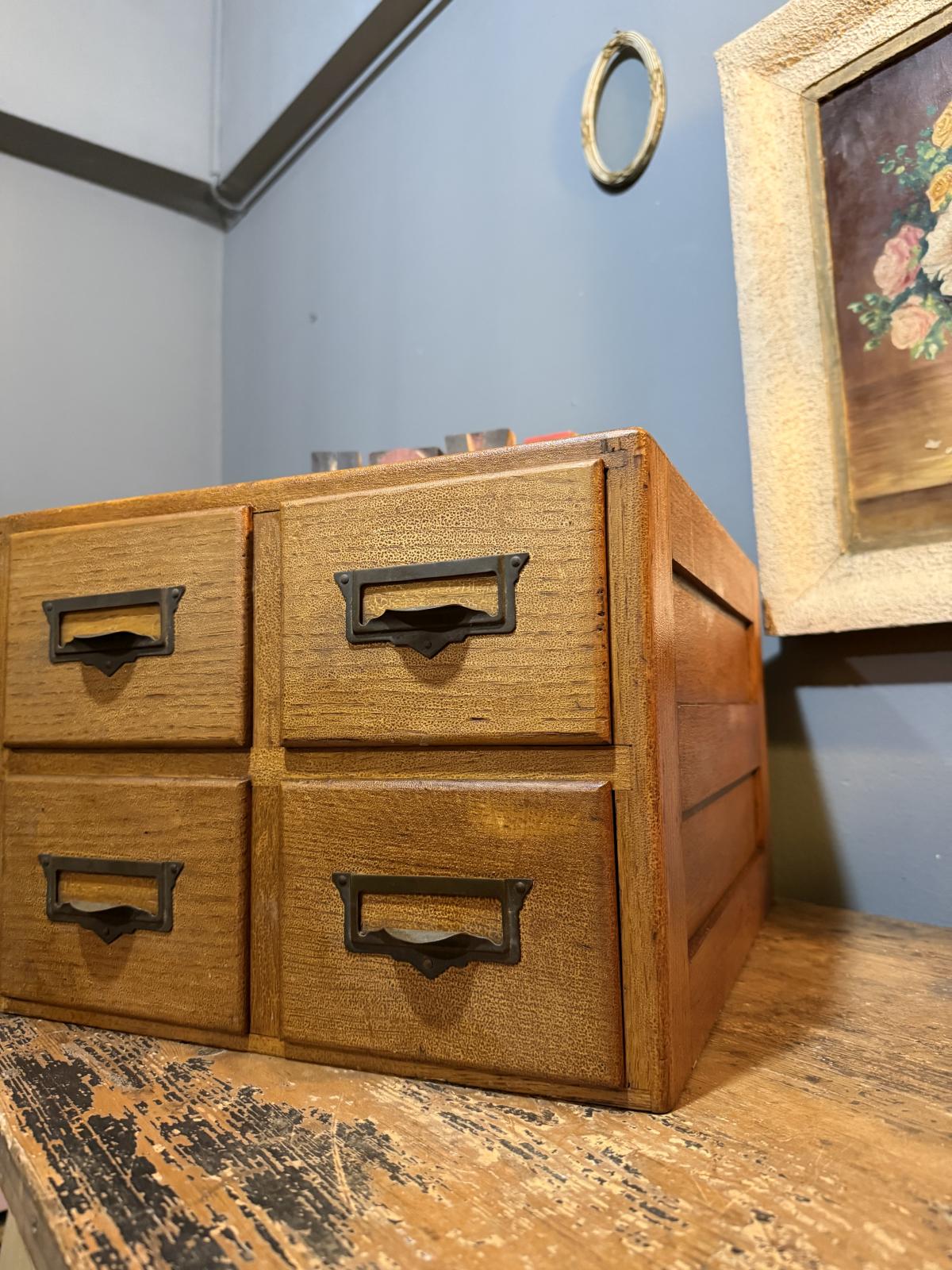 Dulăpior vintage din lemn cu 4 sertare și mânere metalice, perfect pentru birou sau decor. sertar magic București