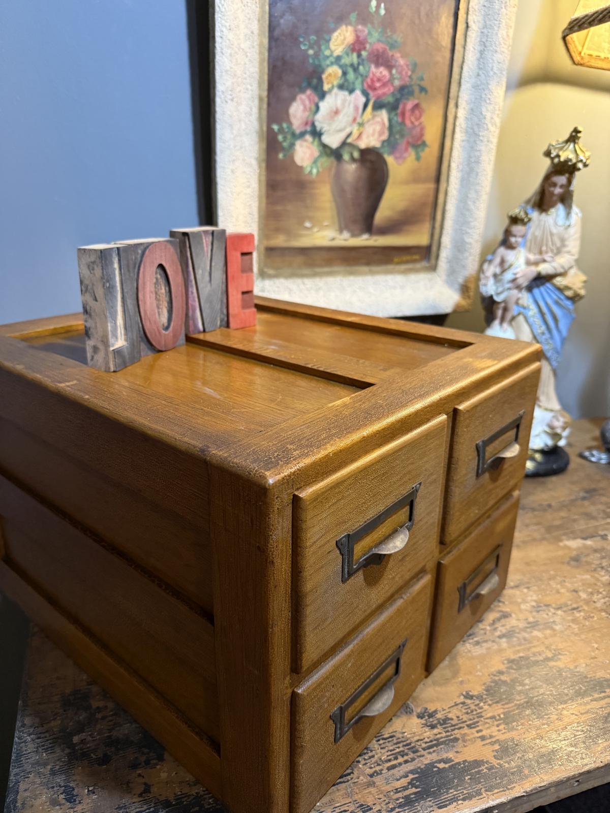 Dulăpior vintage din lemn cu 4 sertare și mânere metalice, perfect pentru birou sau decor. sertar magic București