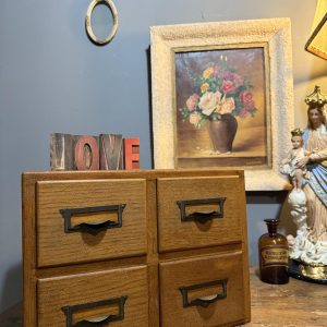 Dulăpior vintage din lemn cu 4 sertare și mânere metalice, perfect pentru birou sau decor. sertar magic București