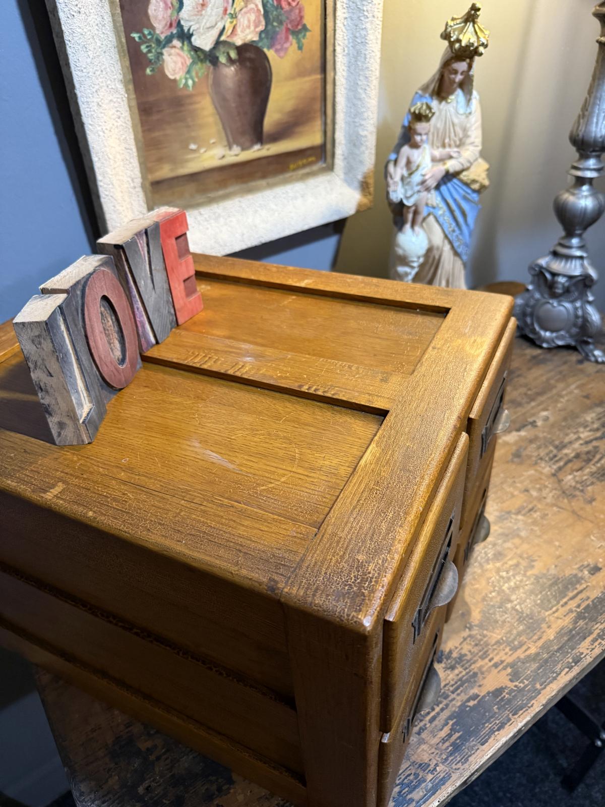 Dulăpior vintage din lemn cu 4 sertare și mânere metalice, perfect pentru birou sau decor. sertar magic București