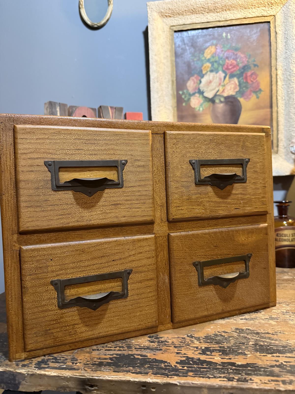Dulăpior vintage din lemn cu 4 sertare și mânere metalice, perfect pentru birou sau decor. sertar magic București