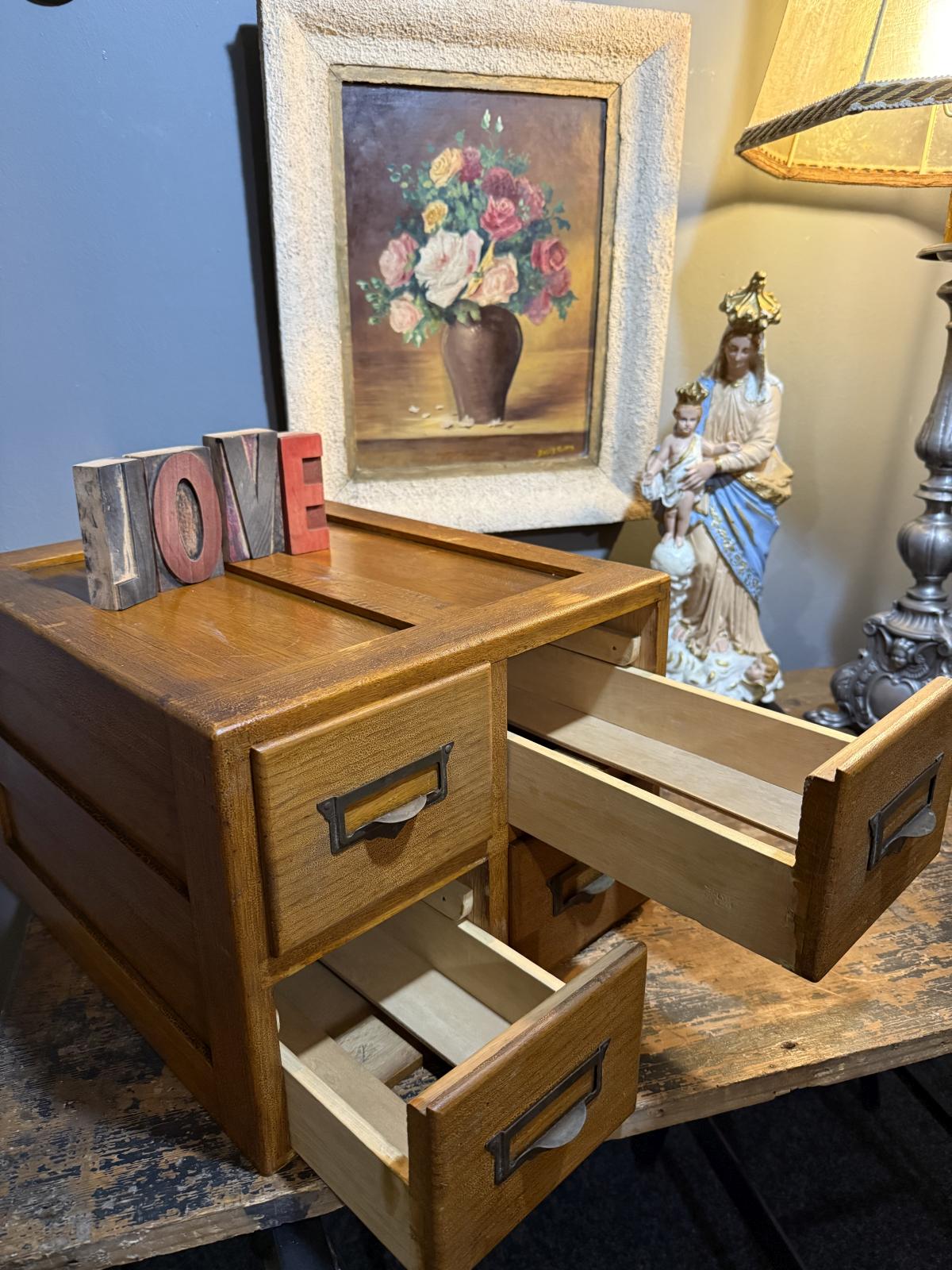 Dulăpior vintage din lemn cu 4 sertare și mânere metalice, perfect pentru birou sau decor. sertar magic București