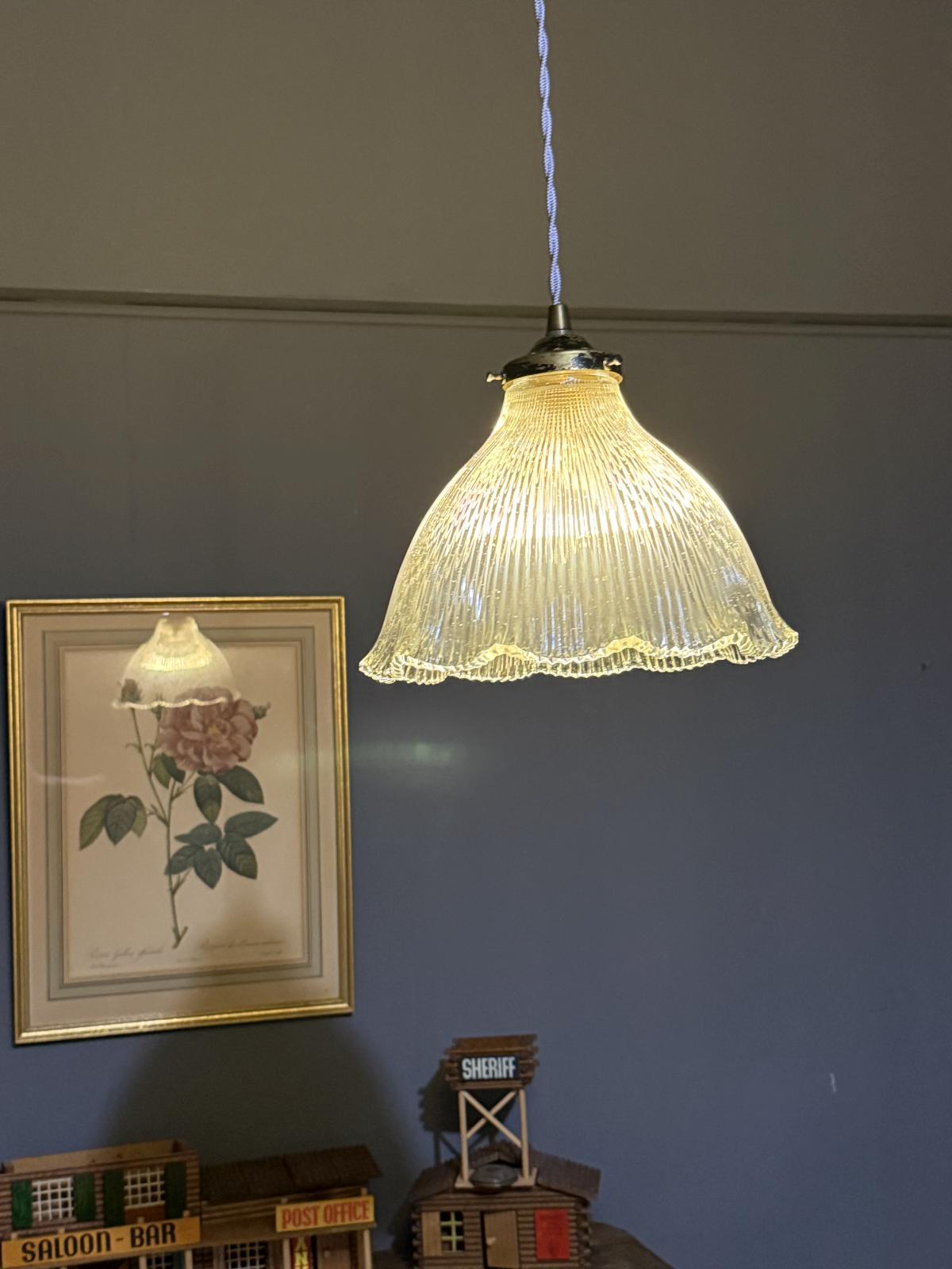 Glob suspendat vechi din sticlă tip Holophane, montat pe cablu textil gri-albastru. sertar magic București