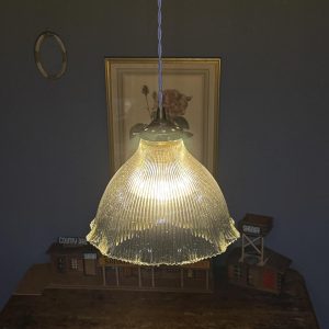 Glob suspendat vechi din sticlă tip Holophane, montat pe cablu textil gri-albastru. sertar magic București