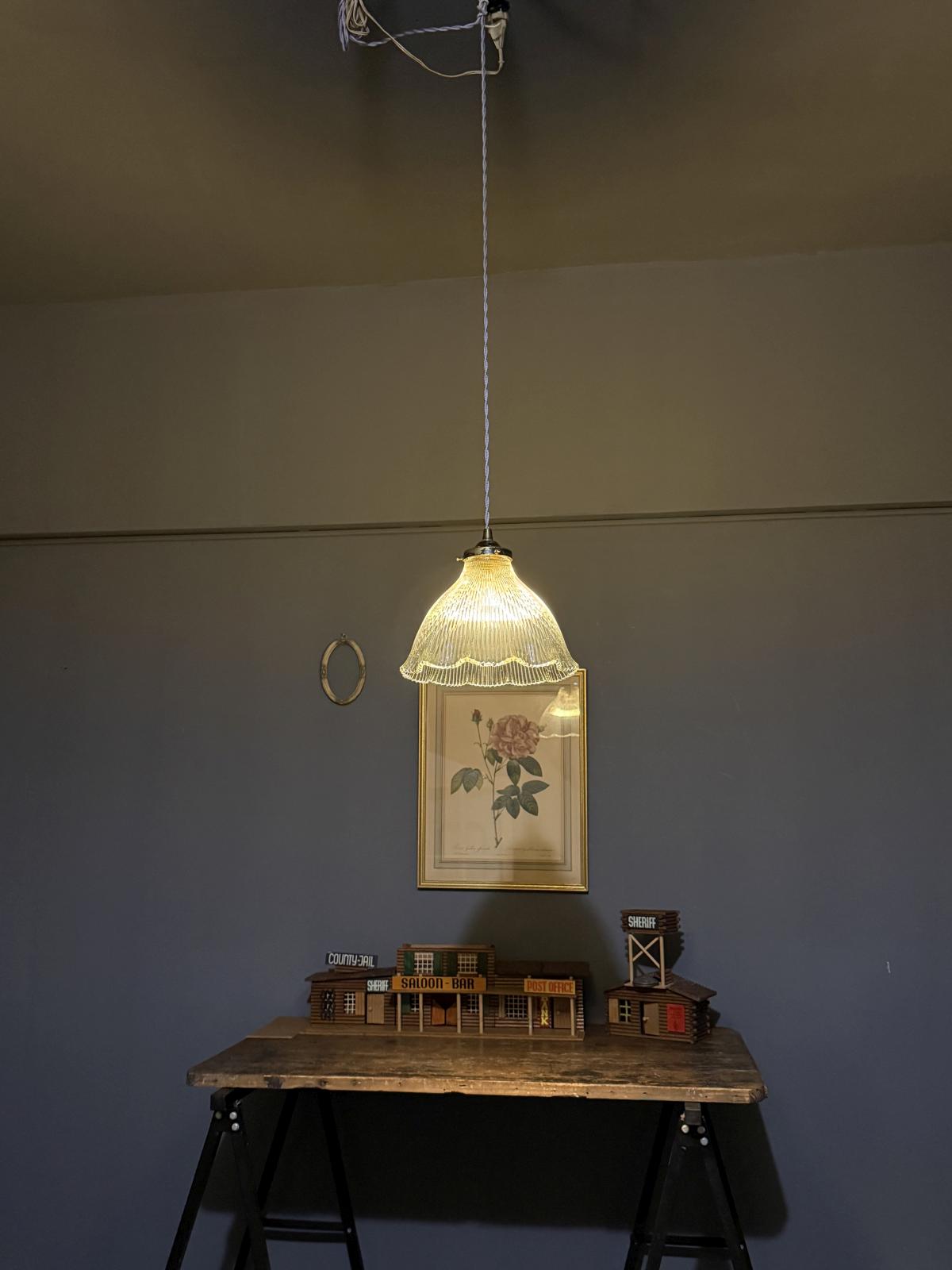 Glob suspendat vechi din sticlă tip Holophane, montat pe cablu textil gri-albastru. sertar magic București