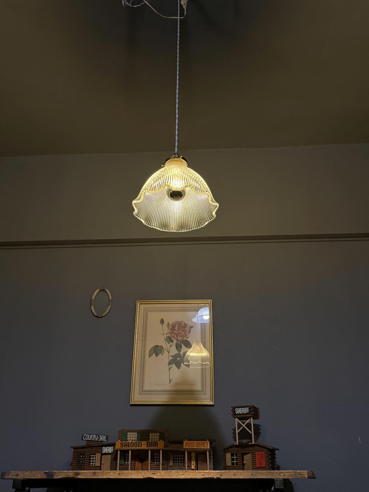 Glob suspendat vechi din sticlă tip Holophane, montat pe cablu textil gri-albastru. sertar magic București