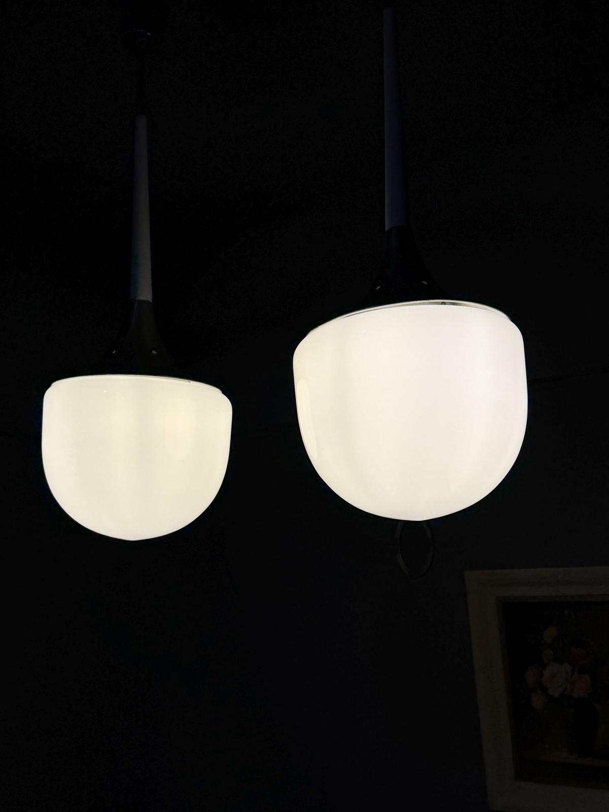 „Pereche de globuri suspendate italiene Esperia, sticlă opalină Ø25 cm, înălțime 82 cm, aluminiu, atribuție Esperia – sertar magic București”