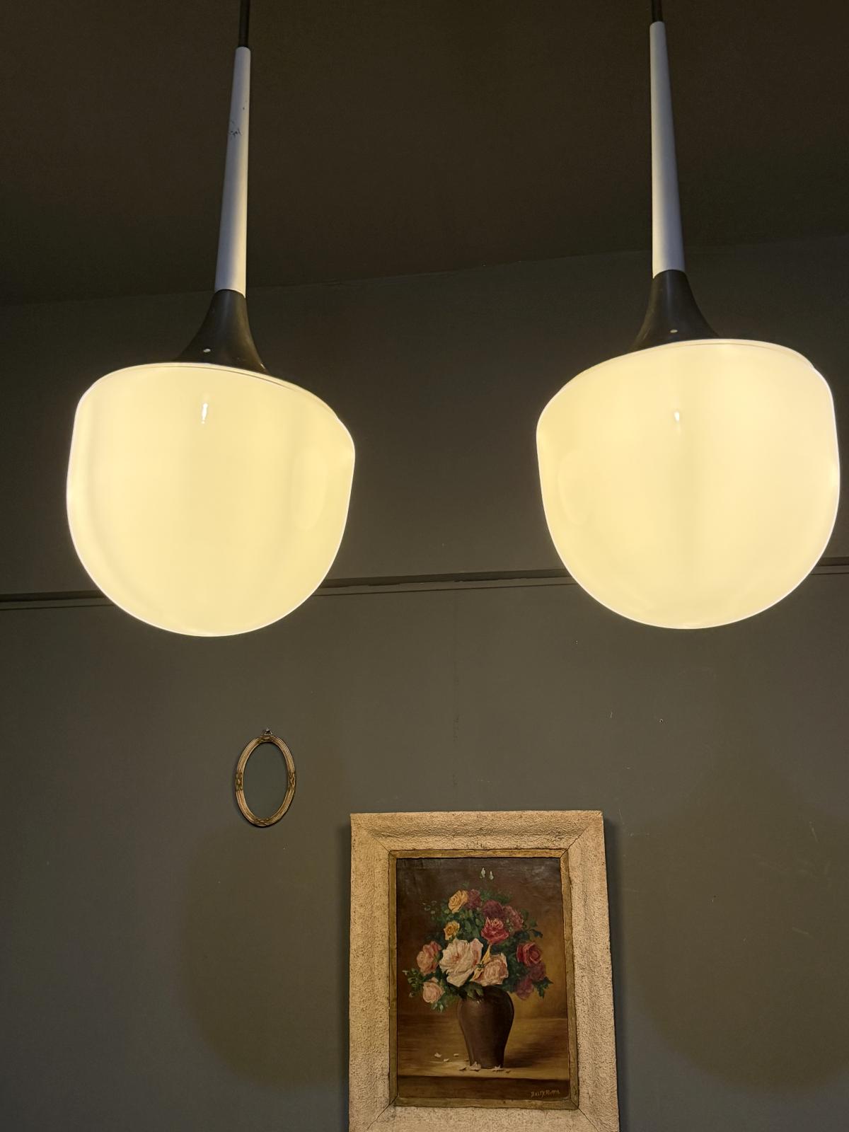 „Pereche de globuri suspendate italiene Esperia, sticlă opalină Ø25 cm, înălțime 82 cm, aluminiu, atribuție Esperia – sertar magic București”