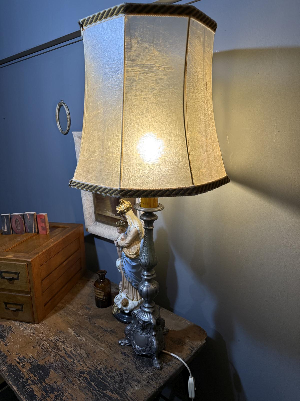 Lampă veche cu picior din staniu masiv, 93 cm, piesă grea și elegantă, în stare foarte bună. sertar magic București