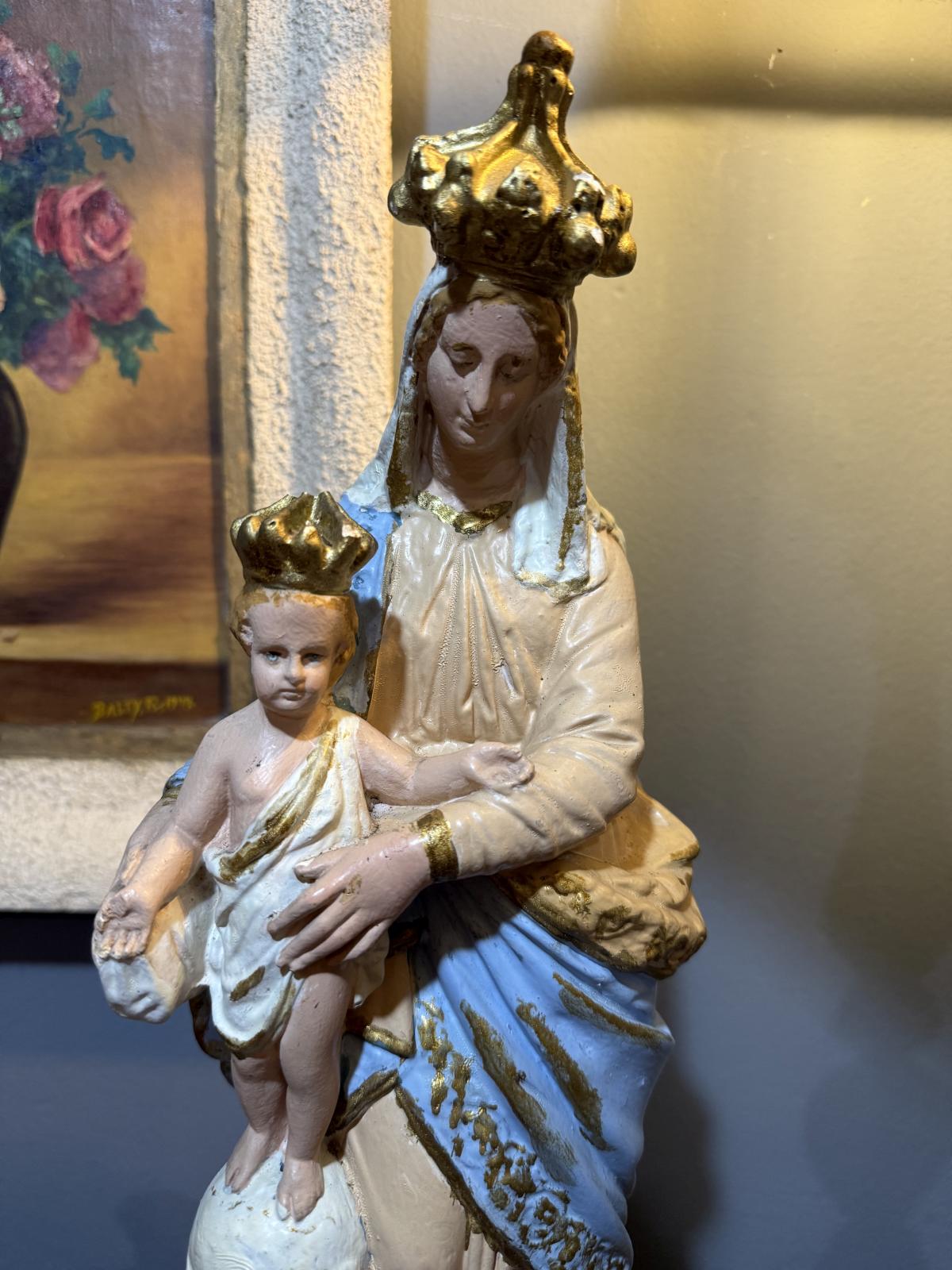 Statuetă veche din ghips pictat, reprezentând Fecioara cu Pruncul, cu detalii aurite. sertar magic București. antichitati.