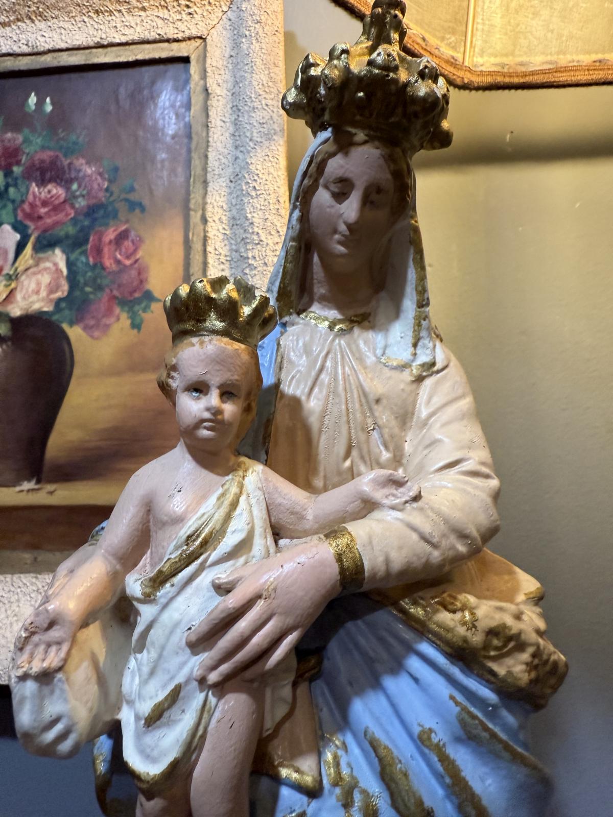 Statuetă veche din ghips pictat, reprezentând Fecioara cu Pruncul, cu detalii aurite. sertar magic București. antichitati.