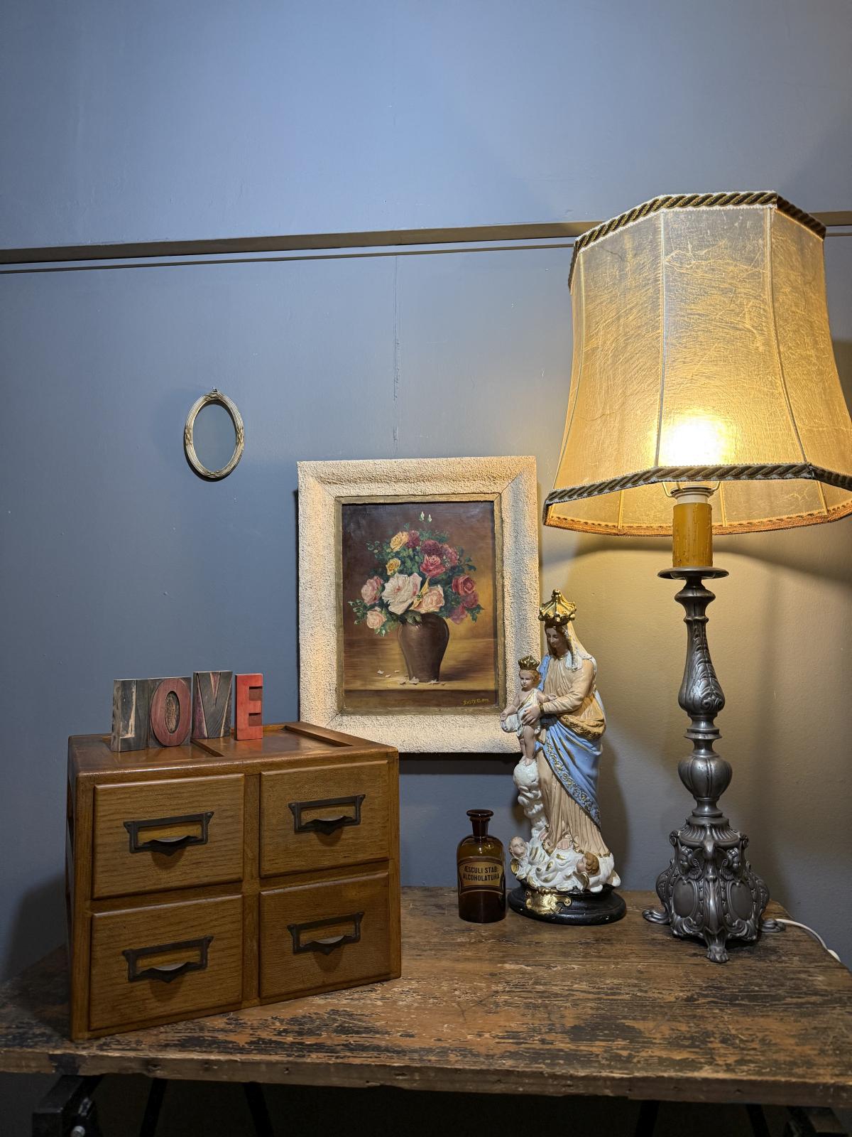 Statuetă veche din ghips pictat, reprezentând Fecioara cu Pruncul, cu detalii aurite. sertar magic București. antichitati.