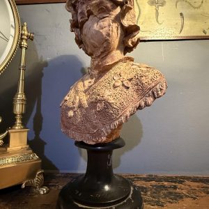 Buste vechi din lut, piesă unicat pe soclu din lemn, cu detalii în relief și patină autentică. sertar magic București. antichitati