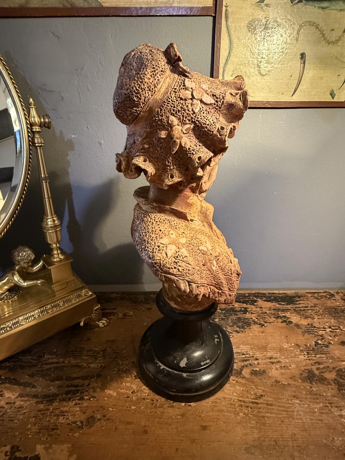 Buste vechi din lut, piesă unicat pe soclu din lemn, cu detalii în relief și patină autentică. sertar magic București. antichitati