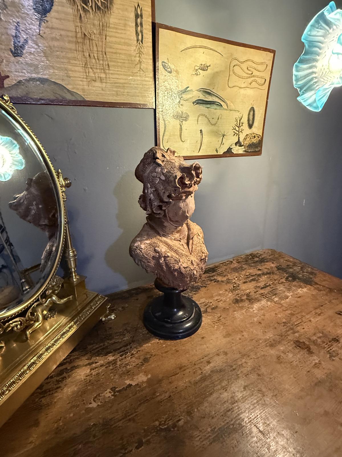 Buste vechi din lut, piesă unicat pe soclu din lemn, cu detalii în relief și patină autentică. sertar magic București. antichitati