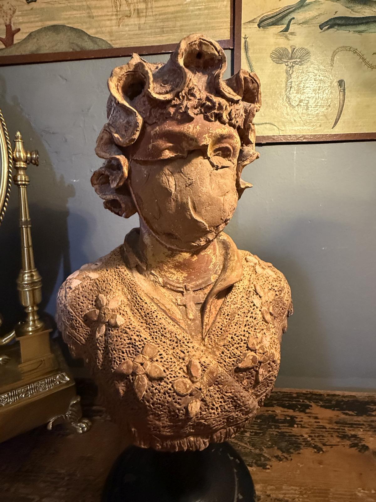 Buste vechi din lut, piesă unicat pe soclu din lemn, cu detalii în relief și patină autentică. sertar magic București. antichitati