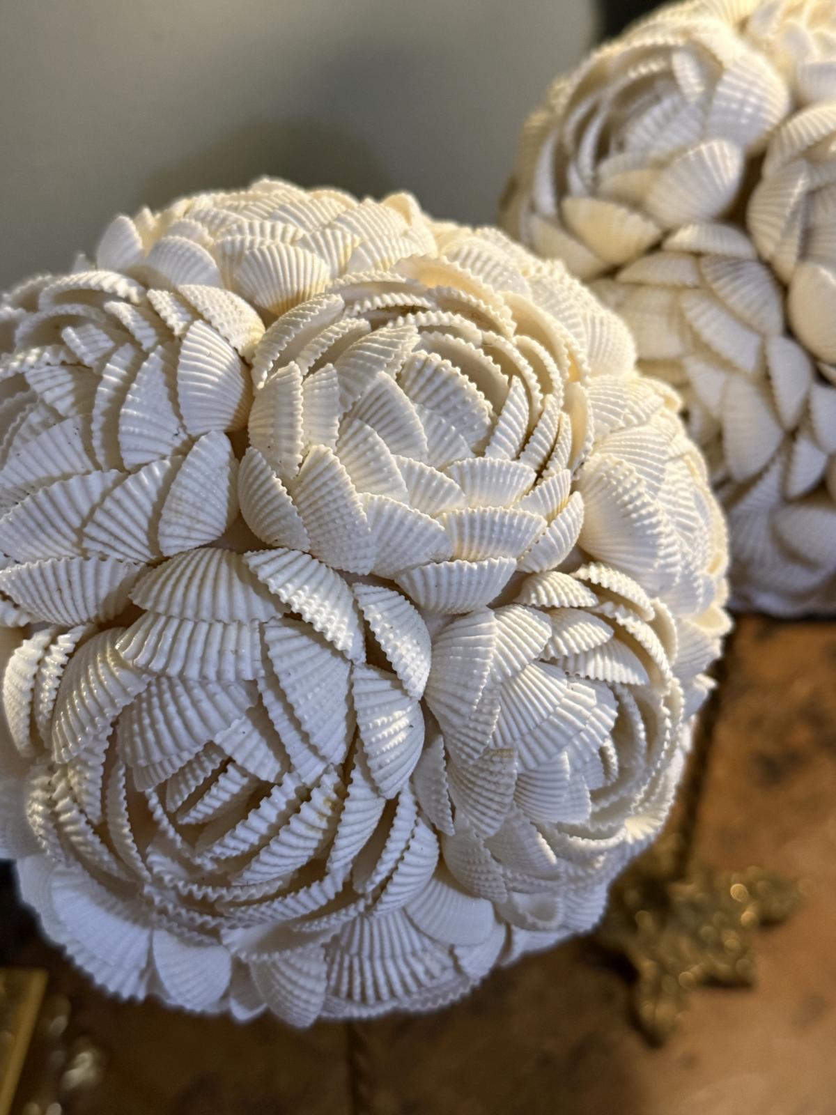 Sfere decorative din scoici naturale montate pe baze vechi din alamă, stabile și cu un aspect clasic reinterpretat. sertar magic București.