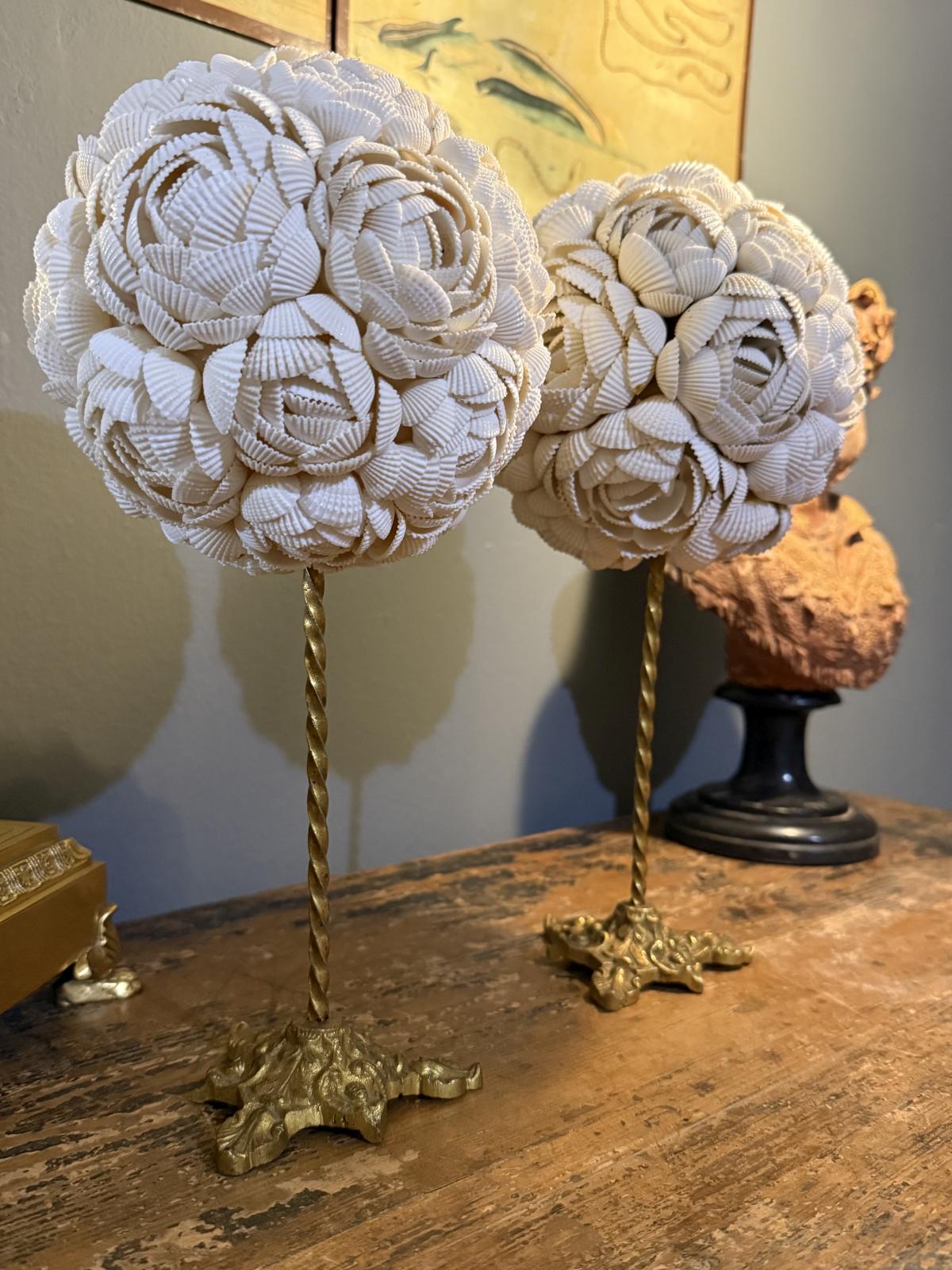 Sfere decorative din scoici naturale montate pe baze vechi din alamă, stabile și cu un aspect clasic reinterpretat. sertar magic București.