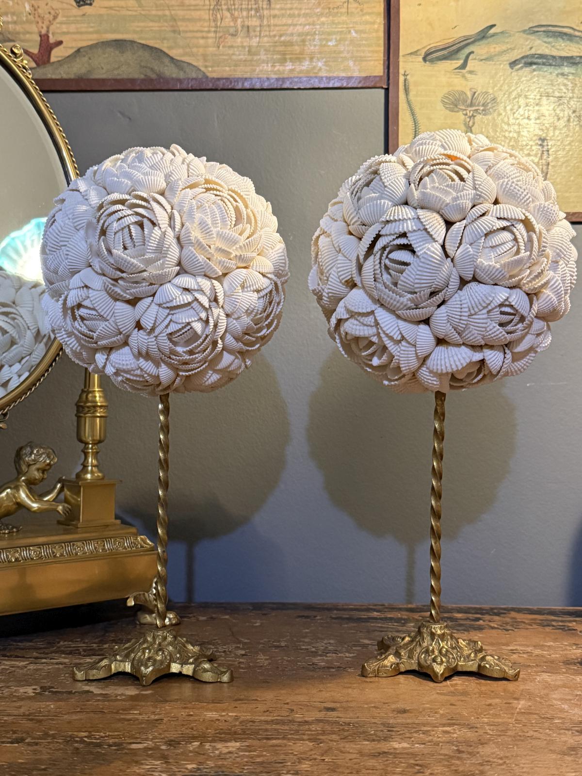 Sfere decorative din scoici naturale montate pe baze vechi din alamă, stabile și cu un aspect clasic reinterpretat. sertar magic București.