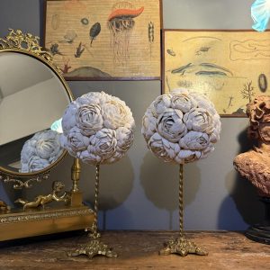 Sfere decorative din scoici naturale montate pe baze vechi din alamă, stabile și cu un aspect clasic reinterpretat. sertar magic București.