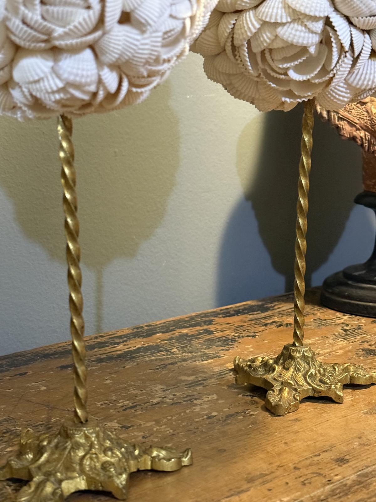 Sfere decorative din scoici naturale montate pe baze vechi din alamă, stabile și cu un aspect clasic reinterpretat. sertar magic București.