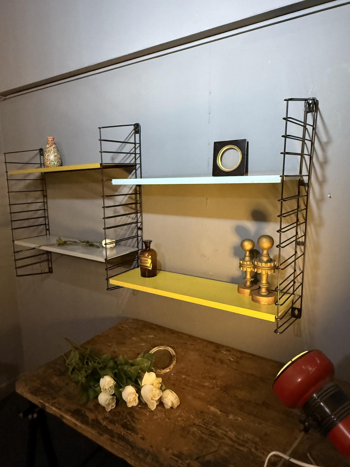 Etajeră modulară Tomado cu rafturi metalice semnate, 58 x 103 cm. sertar magic București. vintage decor mid-century. antichitati