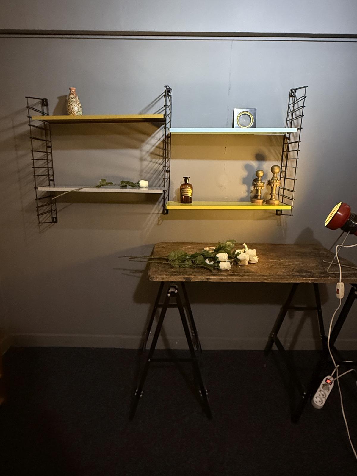 Etajeră modulară Tomado cu rafturi metalice semnate, 58 x 103 cm. sertar magic București. vintage decor mid-century. antichitati