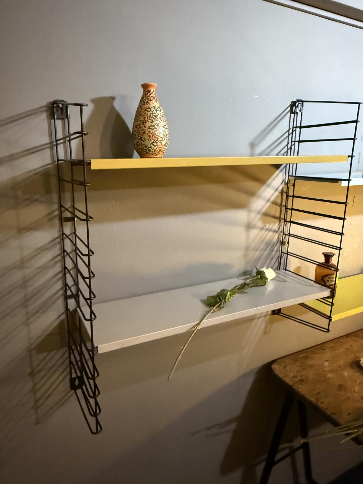 Etajeră modulară Tomado cu rafturi metalice semnate, 58 x 103 cm. sertar magic București. vintage decor mid-century. antichitati