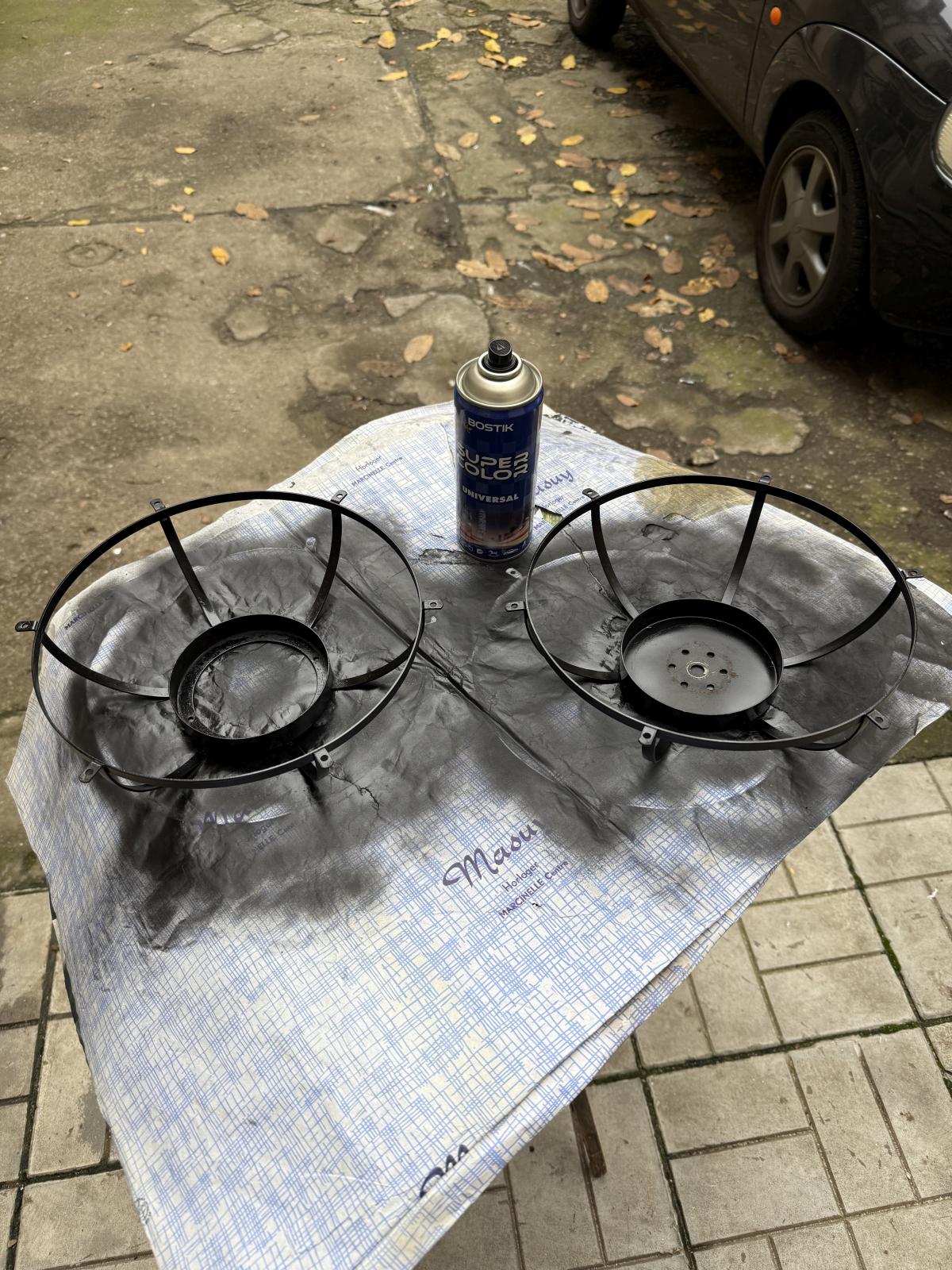 Glob suspendat recondiționat, cu abajur opalin și detalii din alamă, inspirat de stilul marinăresc – sertar magic București.