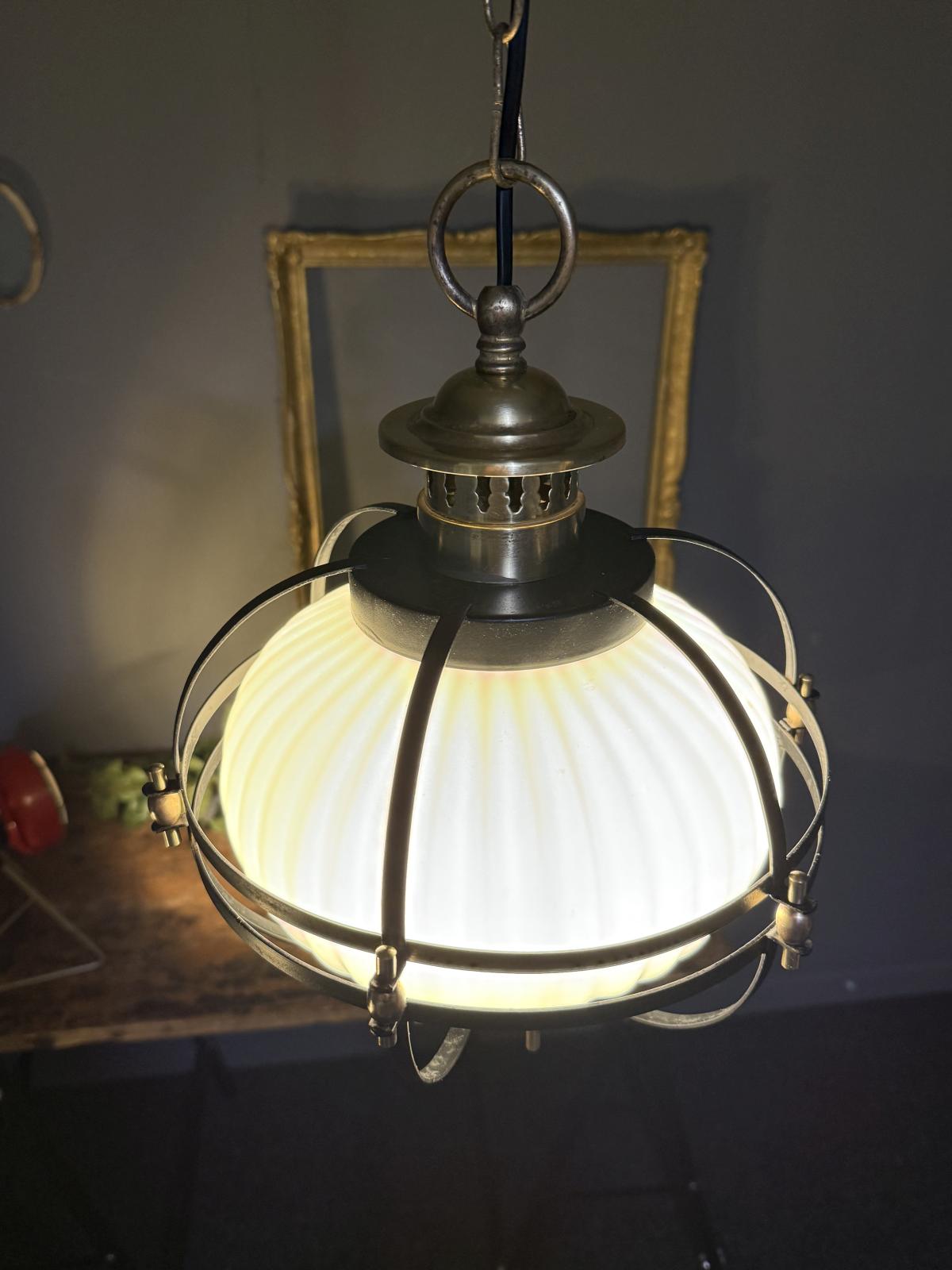 Glob suspendat recondiționat, cu abajur opalin și detalii din alamă, inspirat de stilul marinăresc – sertar magic București.