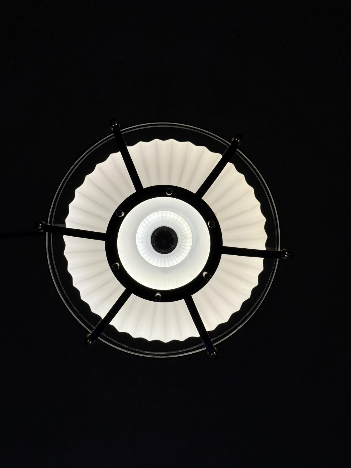 Glob suspendat recondiționat, cu abajur opalin și detalii din alamă, inspirat de stilul marinăresc – sertar magic București.