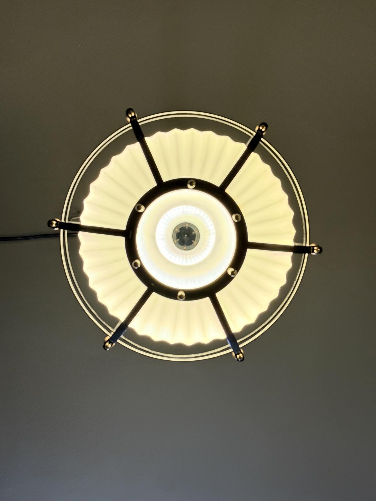 Glob suspendat recondiționat, cu abajur opalin și detalii din alamă, inspirat de stilul marinăresc – sertar magic București.