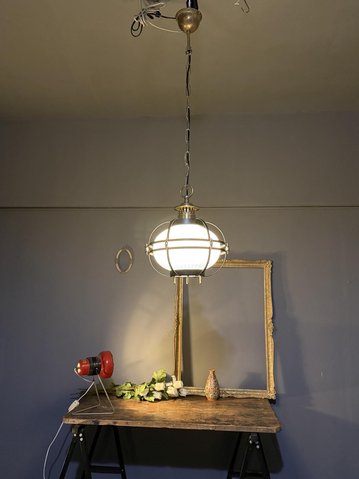 Glob suspendat recondiționat, cu abajur opalin și detalii din alamă, inspirat de stilul marinăresc – sertar magic București.