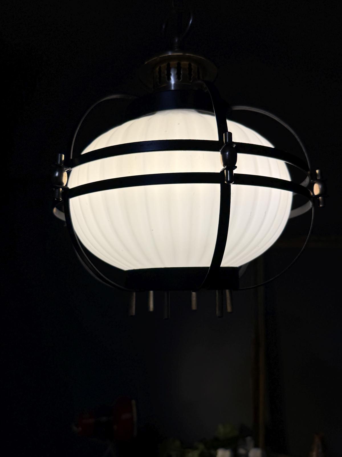 Glob suspendat recondiționat, cu abajur opalin și detalii din alamă, inspirat de stilul marinăresc – sertar magic București.