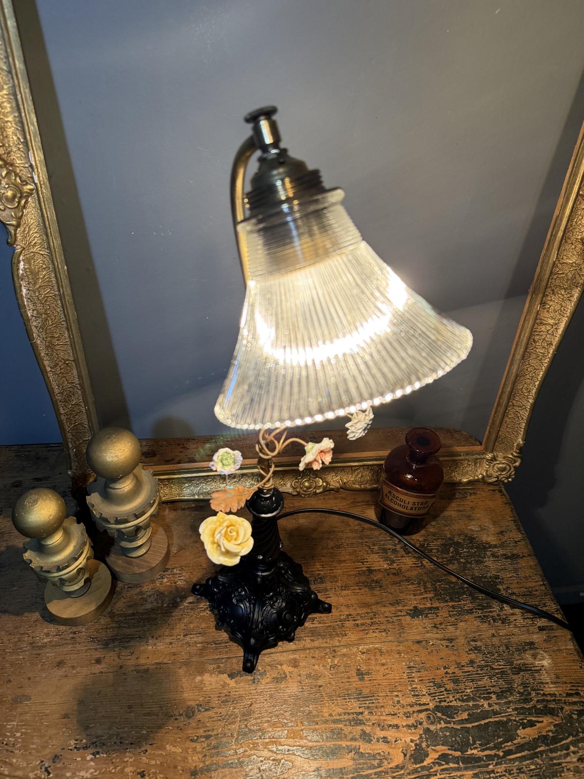 Lampă veche recondiționată, cu flori din ceramică și abajur de sticlă tip Holophane, picio­r din zamac negru mat – sertar magic București.