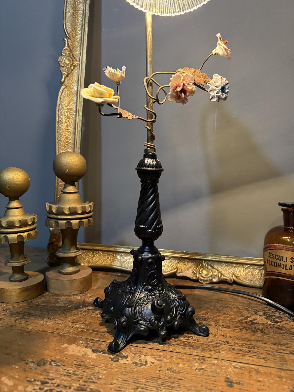 Lampă veche recondiționată, cu flori din ceramică și abajur de sticlă tip Holophane, picio­r din zamac negru mat – sertar magic București.